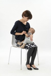 周りの人の目を気にすることなく授乳できるモーハウスの授乳服