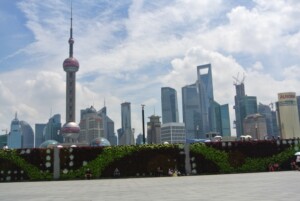 中国の「一帯一路」、EVも鉱物も運ぶ