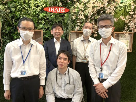 イカリ消毒は、だれにとっても働きやすい職場環境づくりを目指す。山田隆之CSR推進部マネージャー  （後列左）は、人事部時代から障がい者雇用を進めてきた